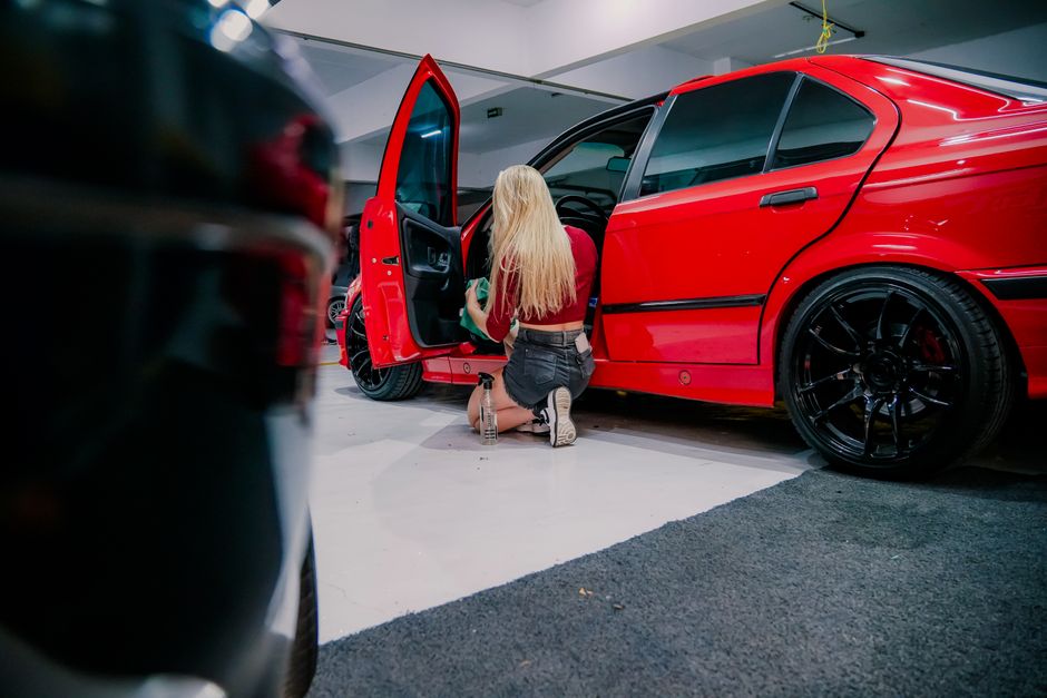 Cleaning and conditioning car interior leather seats